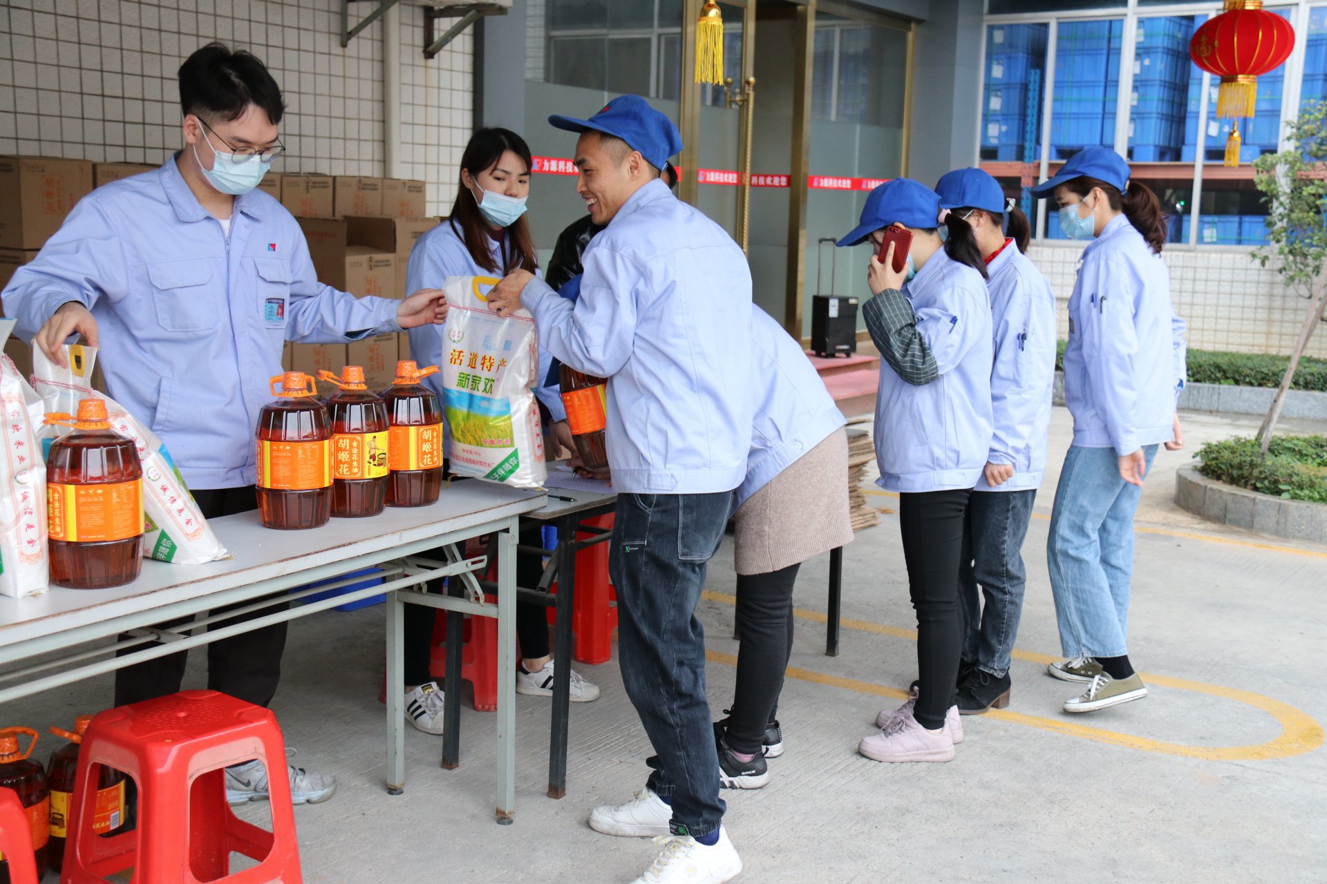 金牛送福，喜迎新春——力源科技向全體員工發(fā)放春節(jié)福利